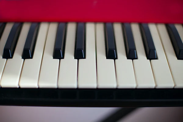 Czarno-białe klawisze syntezatora — Zdjęcie stockowe
