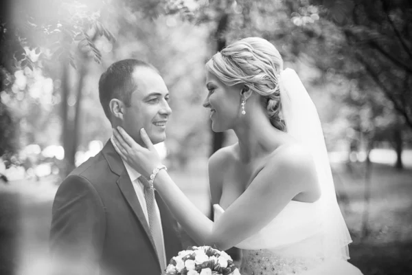 Bruden möter brudgummen på en bröllopsdag, svart och vitt — Stockfoto