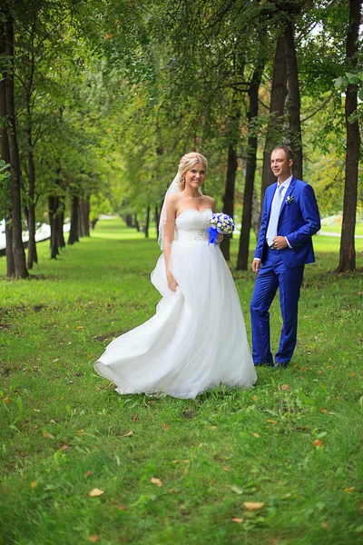 Bruden möter brudgummen på en bröllopsdag — Stockfoto