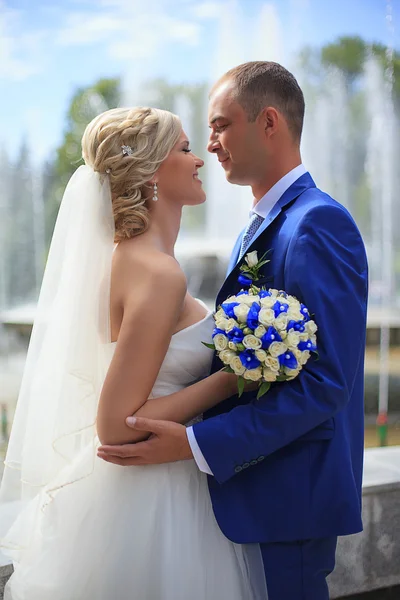Braut trifft Bräutigam am Hochzeitstag — Stockfoto