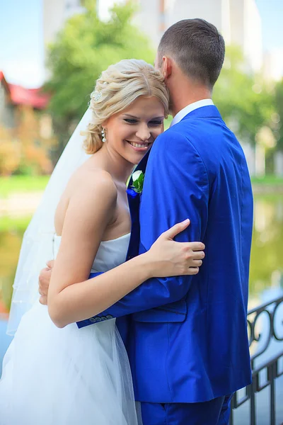 Menyasszony vőlegény találkozik egy esküvő napján — Stock Fotó