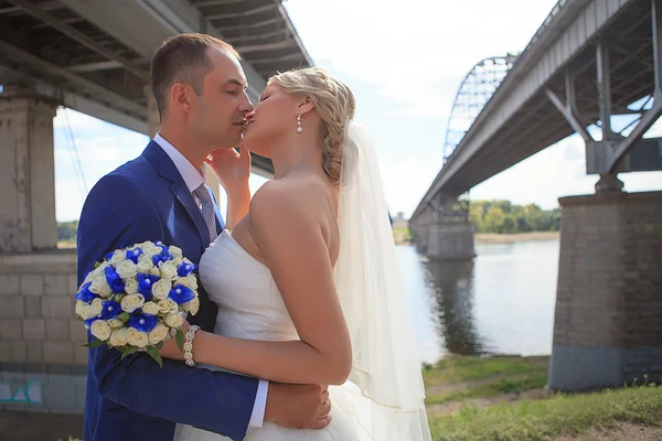 Sposa incontra sposo il giorno del matrimonio — Foto Stock