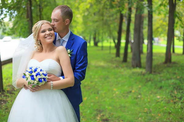 Braut trifft Bräutigam am Hochzeitstag — Stockfoto