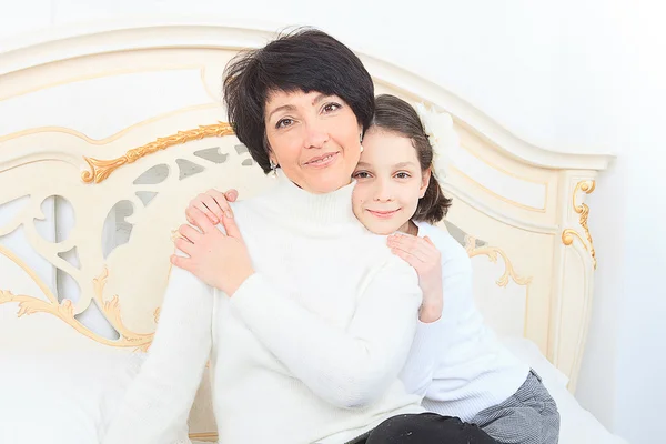 Linda niña, su madre y su abuela juntas en este retrato —  Fotos de Stock
