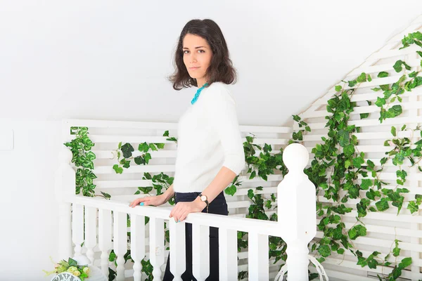 Schöne Mädchen auf der Terrasse — Stockfoto