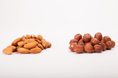 beyaz üzerine çeşitli fındık yığını