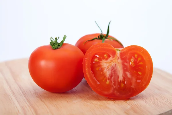 Tomaten op het hout achtergrond — Stockfoto