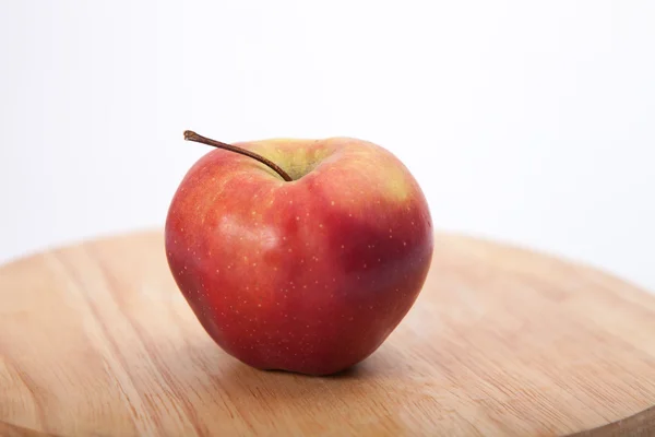 Kurlandapfel auf Holztisch — Stockfoto