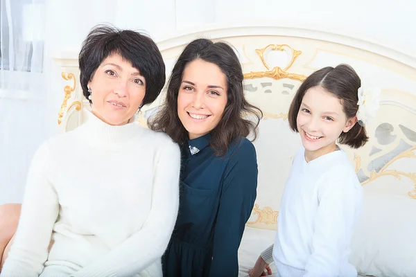 Petite fille mignonne, sa mère et sa grand-mère ensemble sur ce portrait — Photo