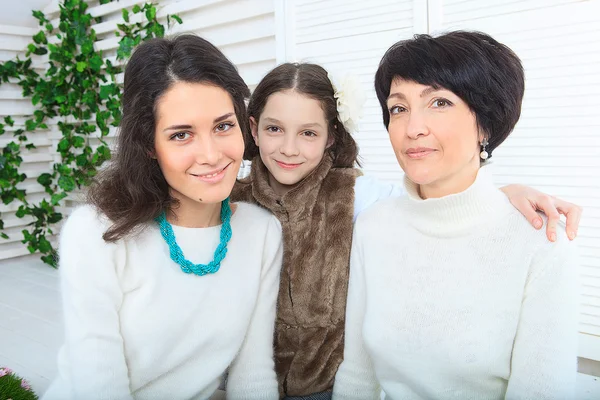 Cute little girl, jej matka i babcia razem na tym portrecie — Zdjęcie stockowe