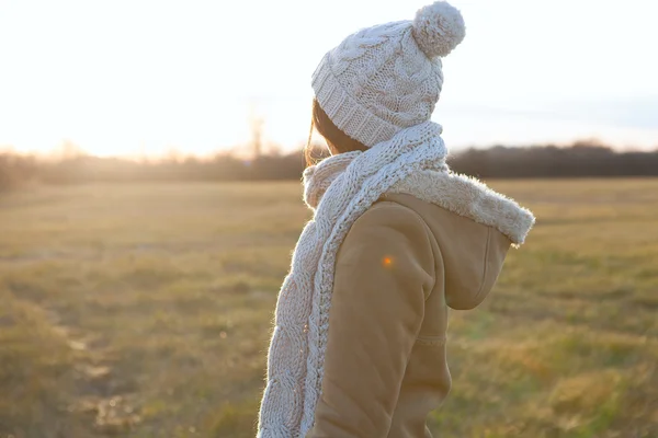 Beautiful girl freezing outdoor. Field, autumn. — Stock Photo, Image