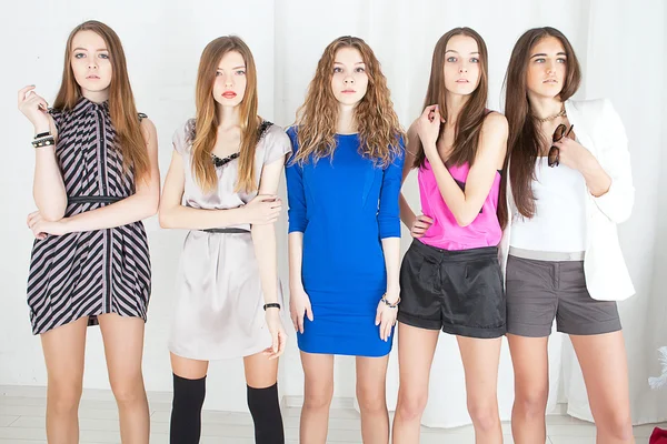 Gruppo multietnico di giovani donne isolate su sfondo bianco — Foto Stock