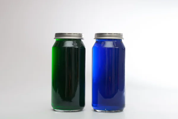 Słoik z zieloną i niebieską wodą — Zdjęcie stockowe