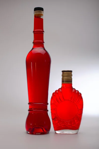 Butelka wódki czerwony — Zdjęcie stockowe