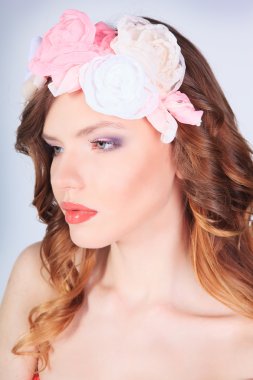 güzel bir gülümseme ile genç bir kadın Güzellik Portresi