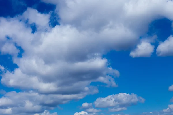 Moln i en blå himmel — Stockfoto
