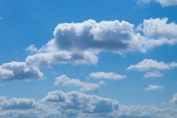 Blå himmel och vita moln — Stockfoto