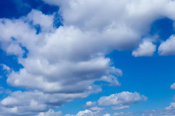 Skönhet fridfull himmel med vita moln — Stockfoto