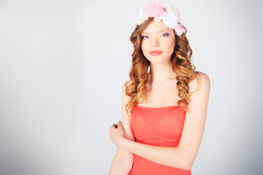 güzel bir gülümseme ile genç bir kadın Güzellik Portresi