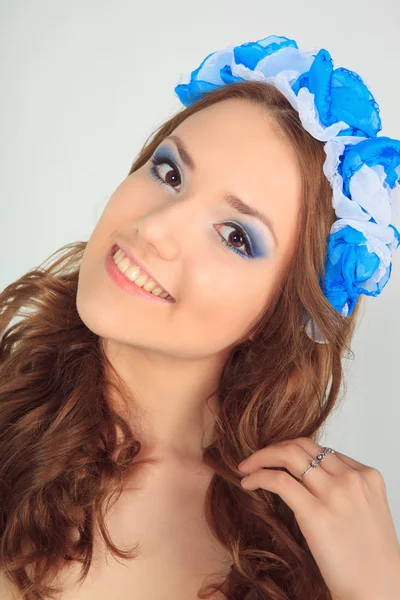 Close-up portrait of a beautiful smiling girl looking at camera. — Stock Photo, Image