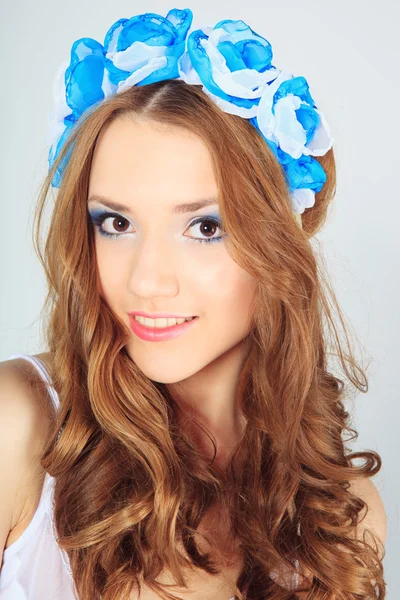 Beauty portrait of a young woman with beautiful smile — Stock Photo, Image