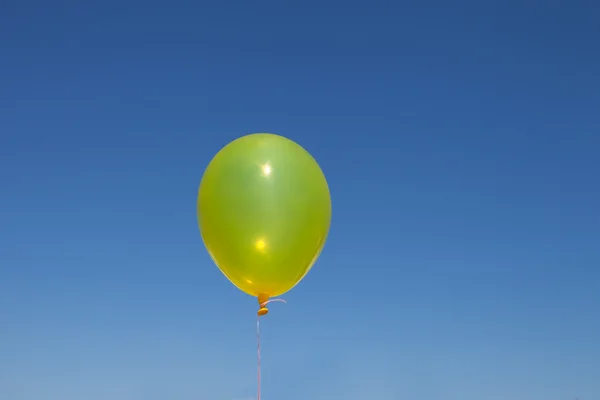 Balão amarelo — Fotografia de Stock