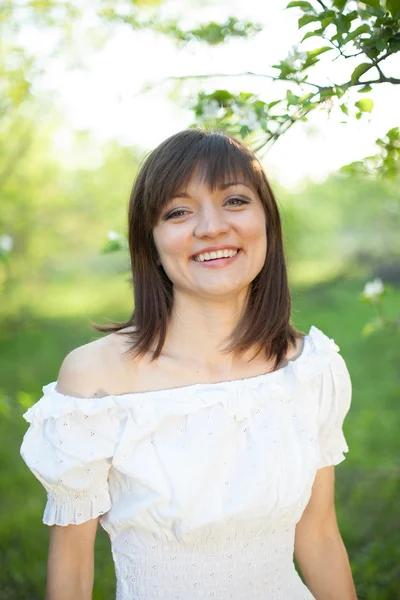 gülümseyen genç çekici beyaz kadın