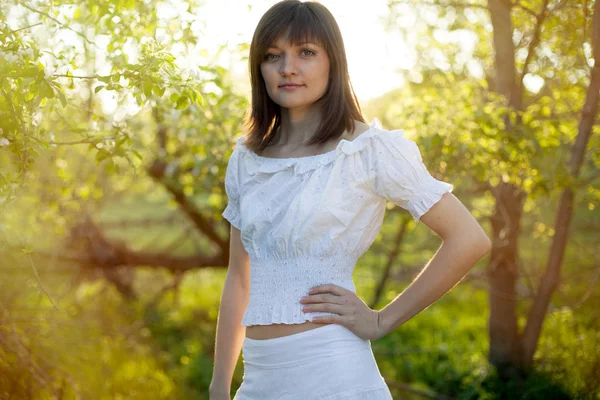 Hermosa mujer en un jardín de primavera —  Fotos de Stock