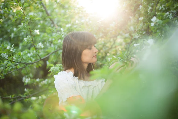 bahar çiçekleri arka plan üzerinde poz güzel kız