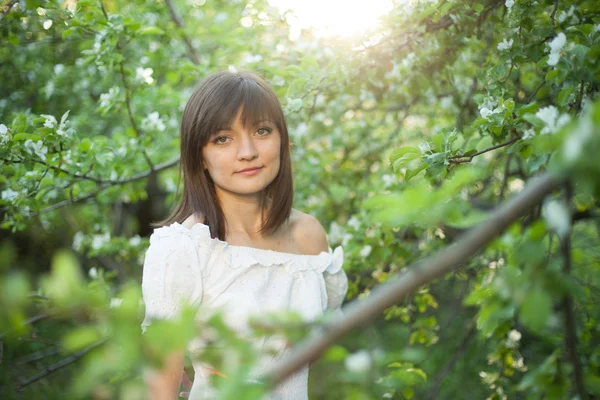 Porträt einer jungen Frau im Garten — Stockfoto