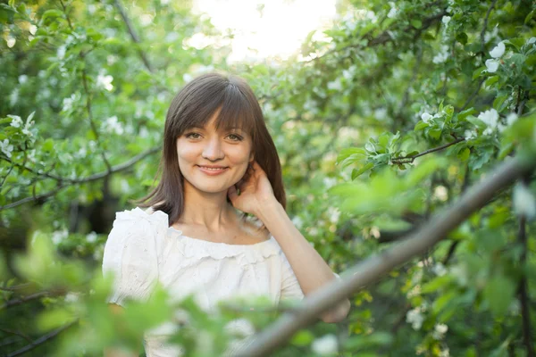 Retrato de una joven en el parque de primavera —  Fotos de Stock