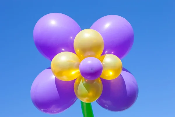 Colorful balloons floats in a blue sky. — Stock Photo, Image