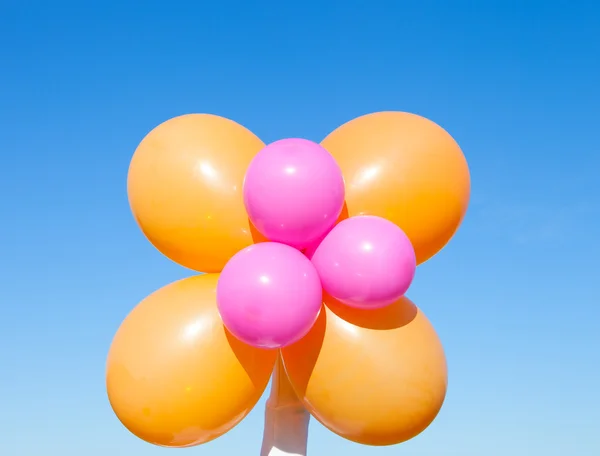 Rüzgarda savrulan zengin renkli balonlar. — Stok fotoğraf