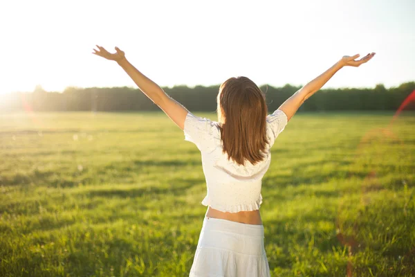 Mujer joven disfrutando de la luz solar —  Fotos de Stock