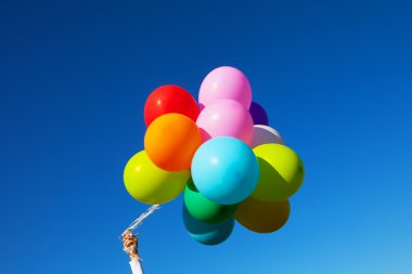 Balonlar gökyüzünde