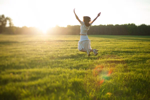 Beautiful girl walking on the field — Stock Photo, Image