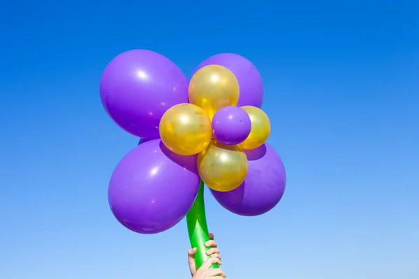 Πολύχρωμα μπαλόνια επιπλέουν σε ένα μπλε ουρανό. — Φωτογραφία Αρχείου