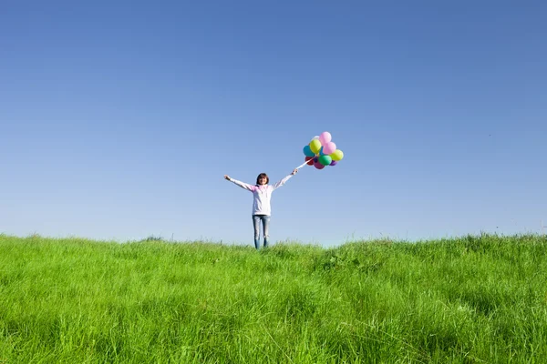 Feliz joven sosteniendo un ramo de globos — Foto de Stock