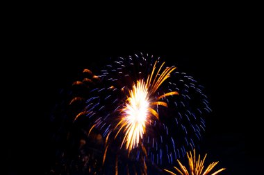 Gece gökyüzünde havai fişekler patlıyor