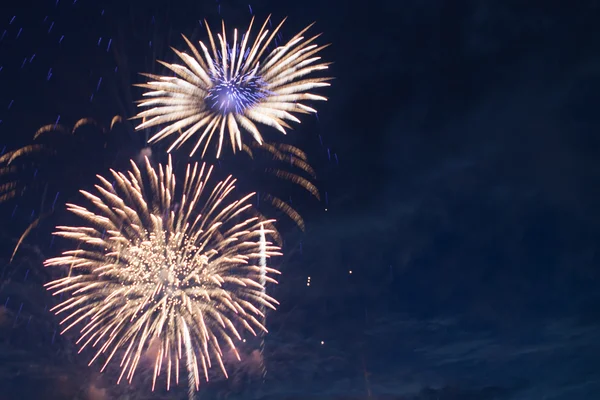 Fuegos artificiales de colores brillantes y saludo de varios colores — Foto de Stock