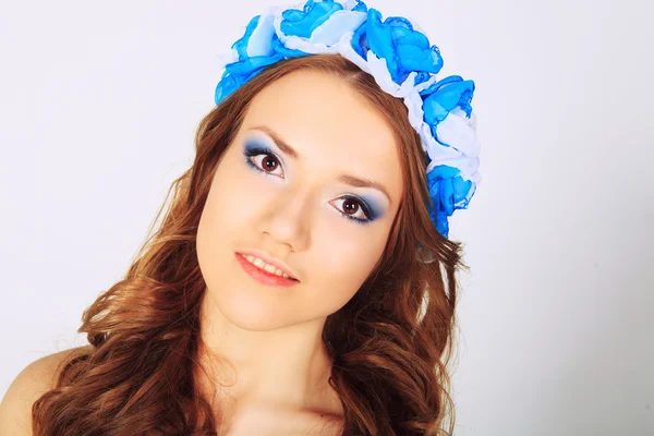 Hermosa joven con flores — Foto de Stock