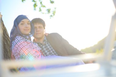 genç bir çift doğa