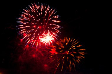 Gece gökyüzünde havai fişekler patlıyor