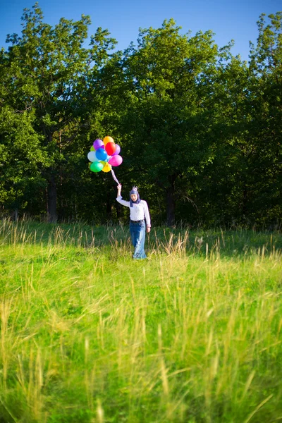 Mädchen mit Luftballons — Stockfoto