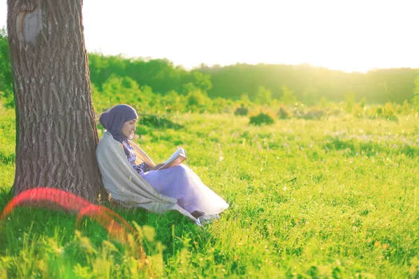 Lezen van een boek in de natuur — Stockfoto