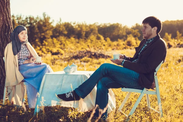 Casal em piquenique — Fotografia de Stock