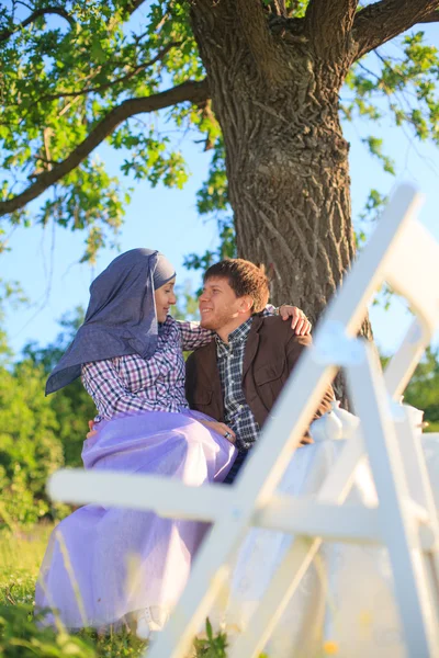 Romantisches junges Paar entspannt sich im Park — Stockfoto