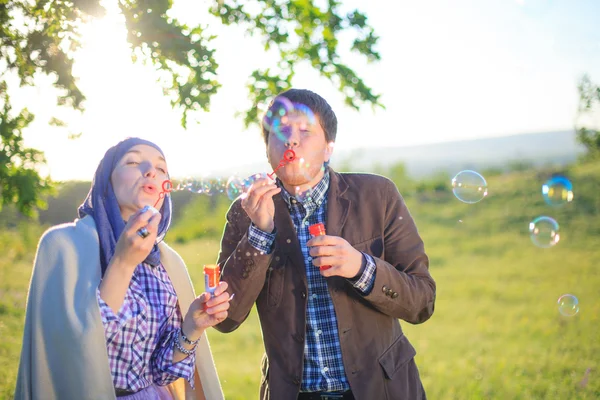 Encantadora pareja soplando burbujas —  Fotos de Stock