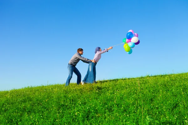 Paar im Park — Stockfoto