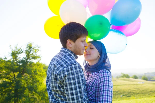 Jovem casal apaixonado — Fotografia de Stock